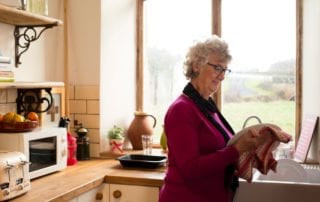 woman washing dishes