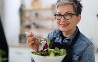 eating salad for low-sodium diet for seniors